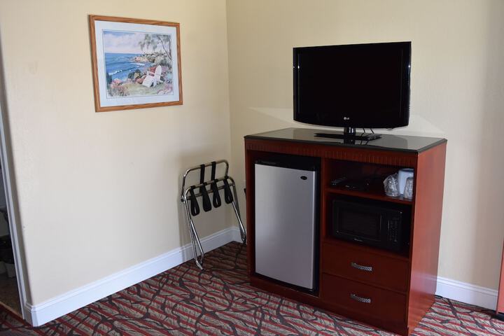 1 Queen Bed (6 of 9)