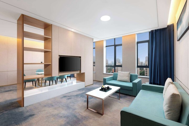 Room 4 of 18