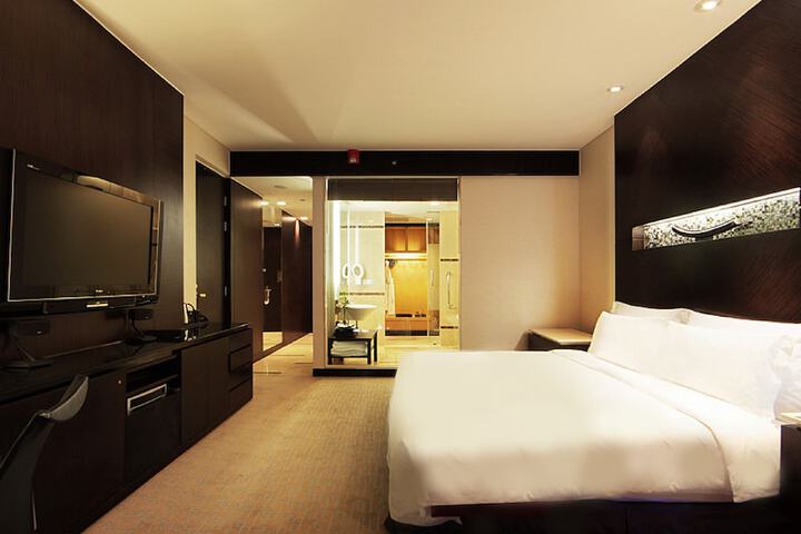Room 8 of 136