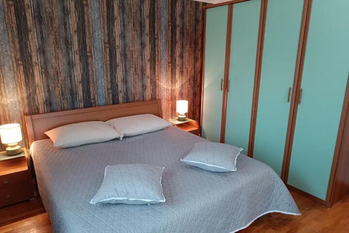 Room 3 of 49