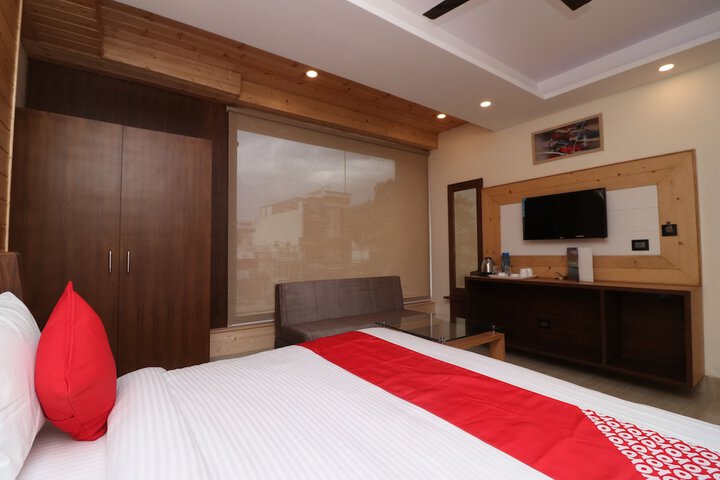 Room 5 of 12