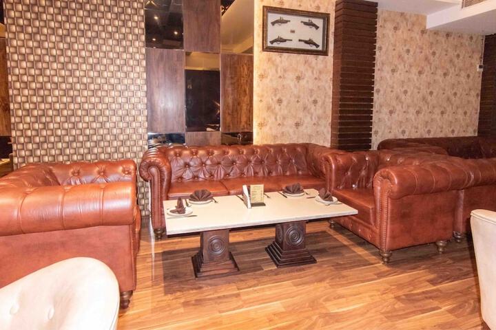 Lounge 37 of 74