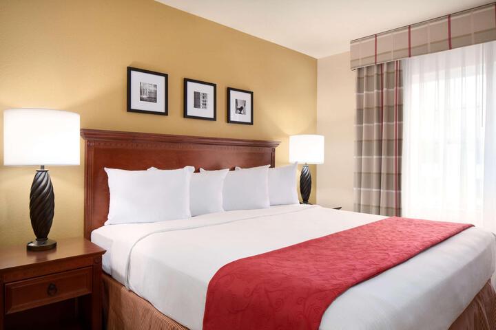1 King Bed Accessible (3 of 10)