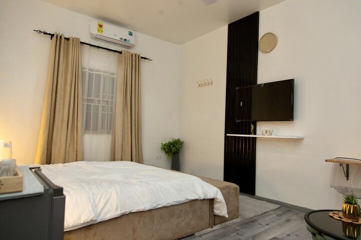 Room 13 of 77