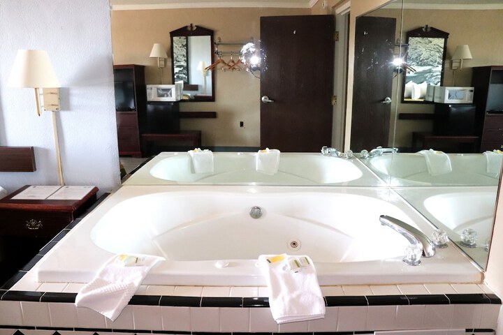 1 King Bed (2 of 21)