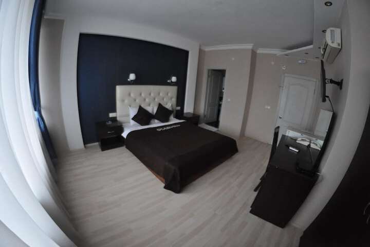 Room 10 of 30