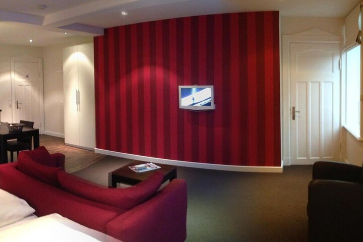 Room 33 of 65