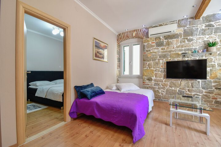 Room 14 of 28