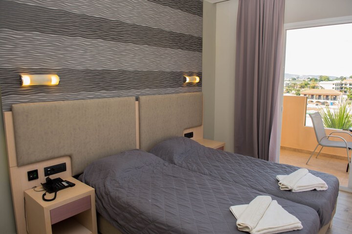 Room 6 of 17
