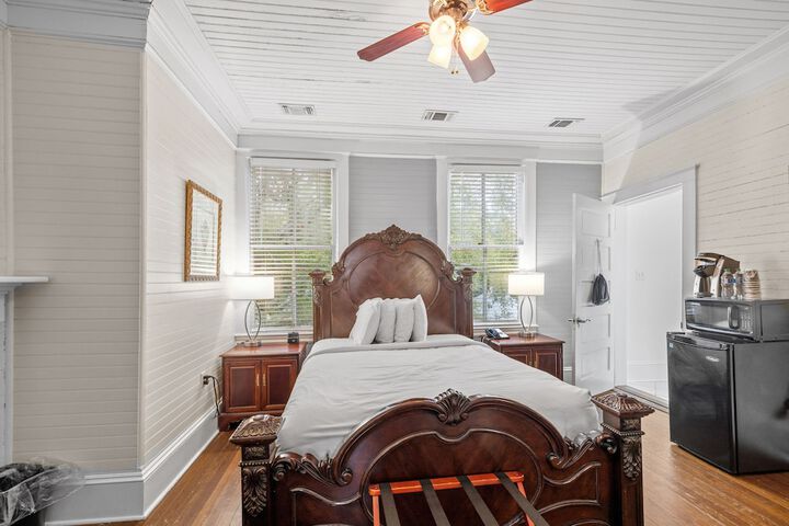 1 Queen Bed (2 of 12)