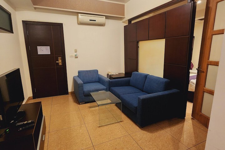 Room 17 of 28