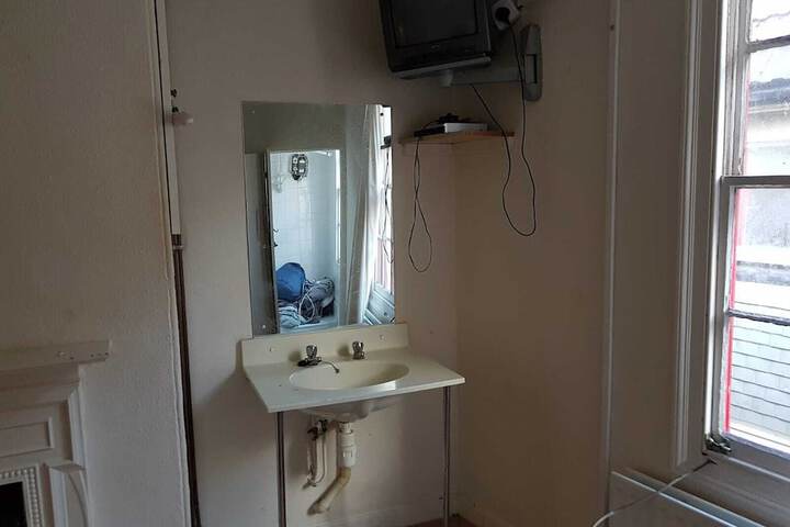 Room 10 of 28
