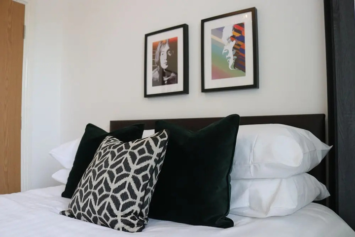 Room 2 of 33