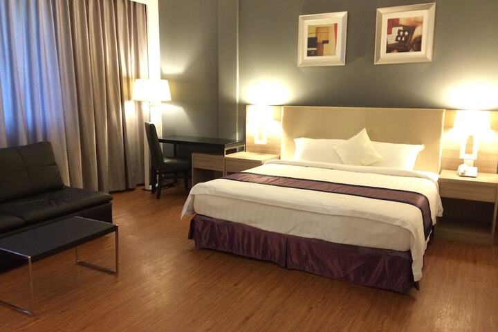 Room 12 of 90