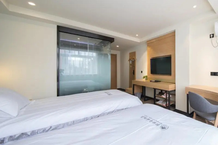 Room 5 of 13