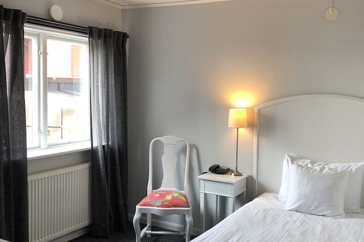 Room 9 of 121