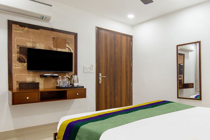 Room 9 of 28