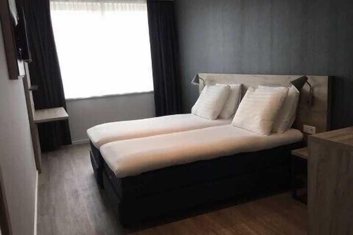 Room 13 of 33