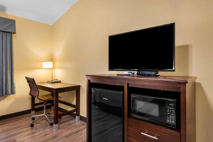 1 Queen Bed (7 of 18)