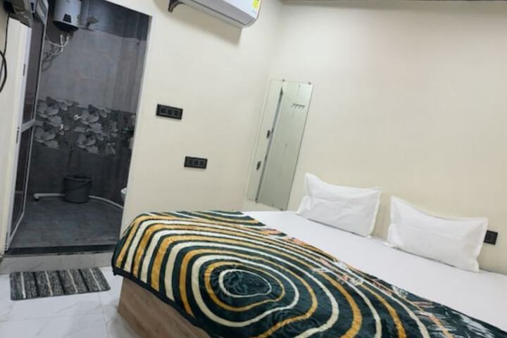 Room 7 of 18