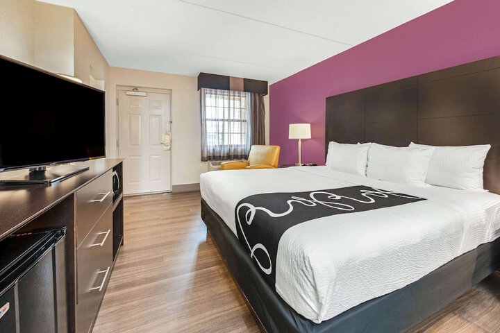 1 King Bed Mobility Hearing Impaired Accessible Room (2 of 16)