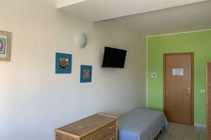 Room 12 of 26