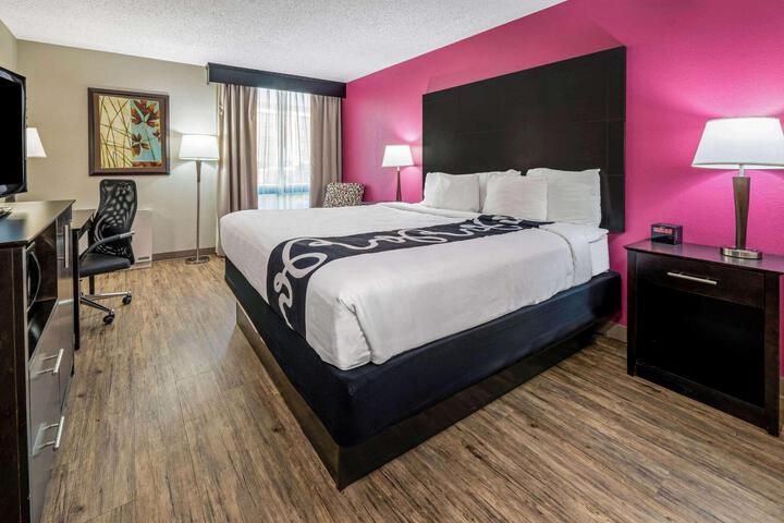 1 King Bed (5 of 22)