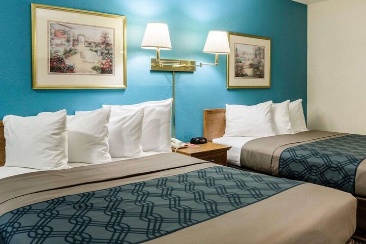 1 Queen Bed (8 of 19)