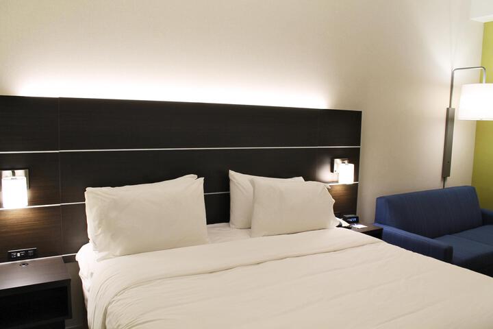 1 King Bed Accessible (11 of 23)