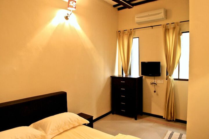 Room 10 of 32