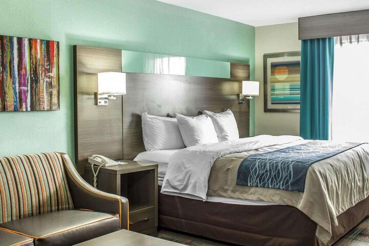 1 Queen Bed (1 of 10)
