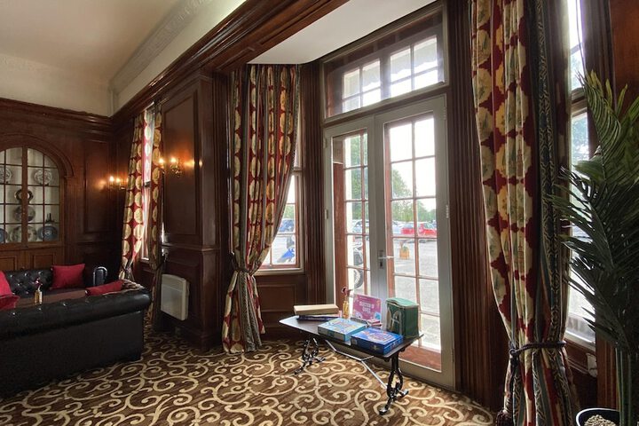 Lounge 51 of 57