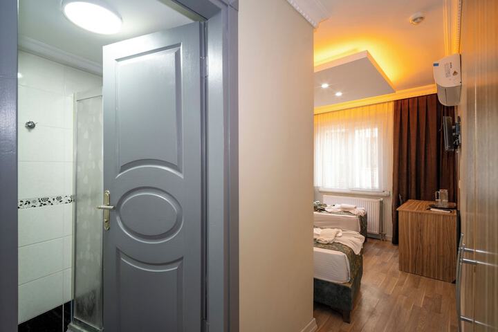 Room 32 of 90