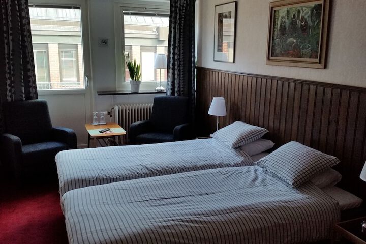 Room 10 of 33