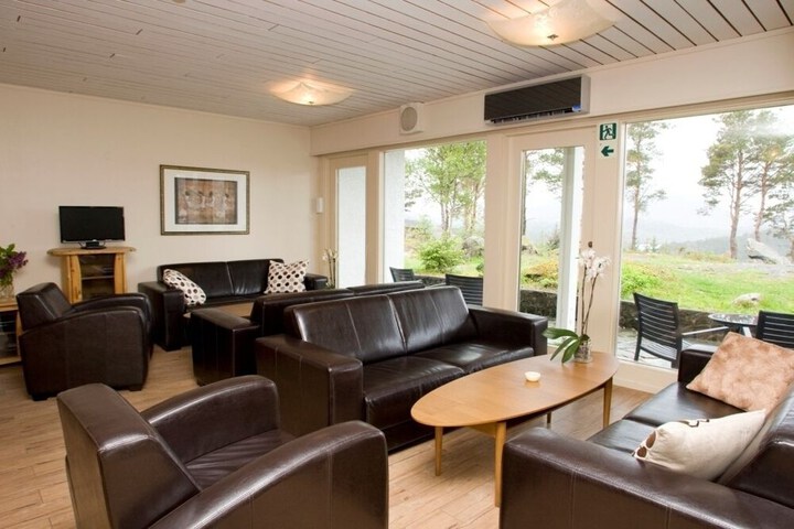 Lounge 23 of 29