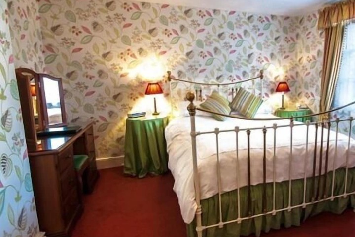 Room 17 of 33