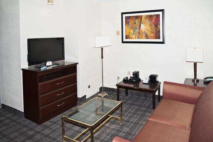 2 Queen Beds (6 of 10)