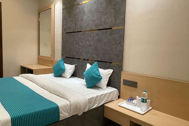 Room 4 of 33