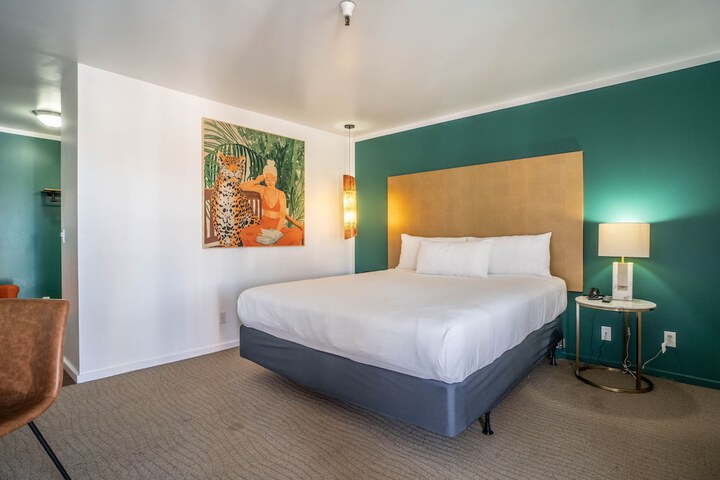 1 King Bed (4 of 44)