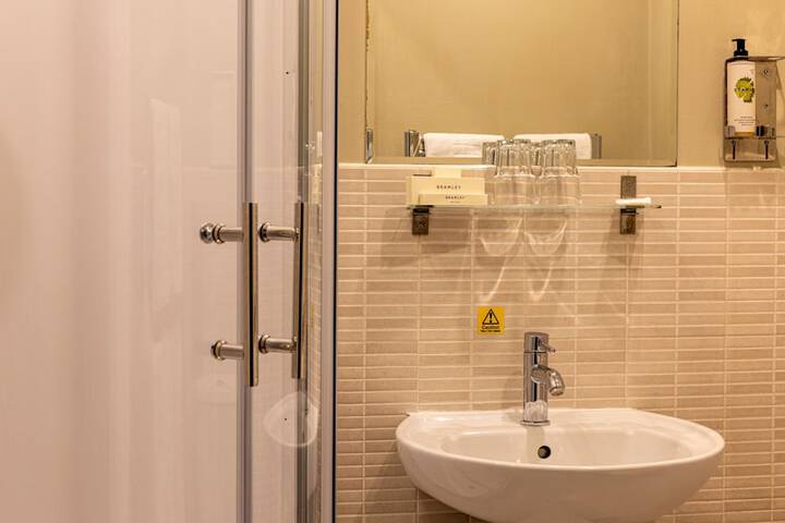 Room 16 of 27