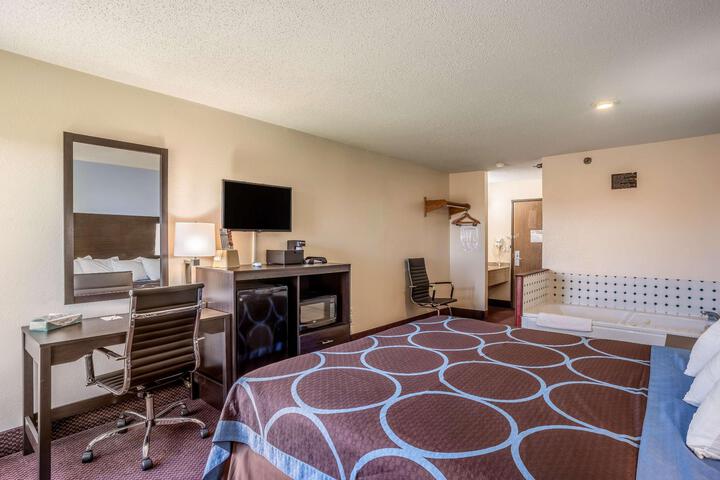 1 King Bed (4 of 8)
