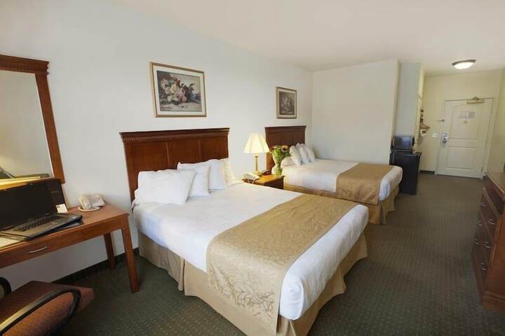 1 Queen Accessible Comm Assist Bathtub Sofa Bed For 1 Person Desk Full Breakfast (6 of 7)