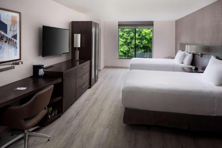 2 Queen Beds and Sofa (10 of 11)