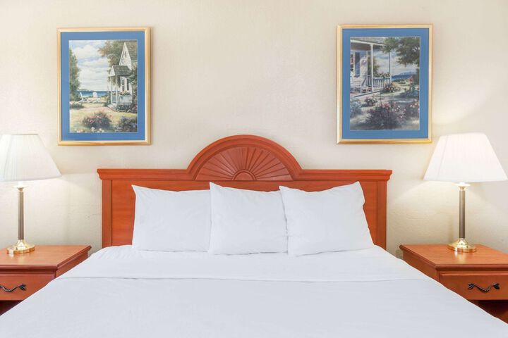 1 King Bed (7 of 9)
