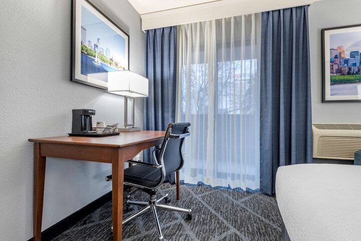 2 Queen Beds Sitting Area Work Desk Microwave and Refrigerator Full Breakfast (1 of 5)