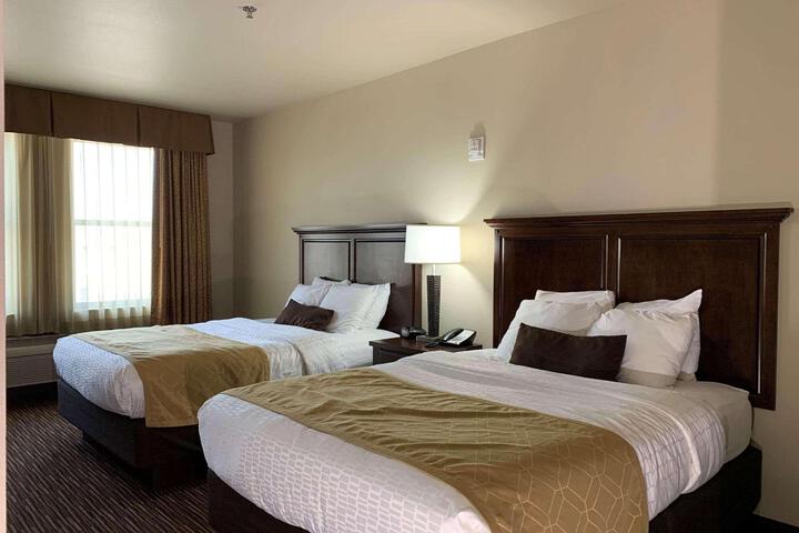 2 Queen Beds (5 of 9)