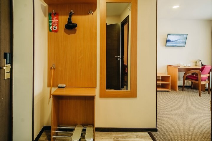 Room 25 of 94