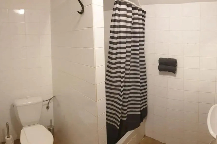 Room 7 of 12