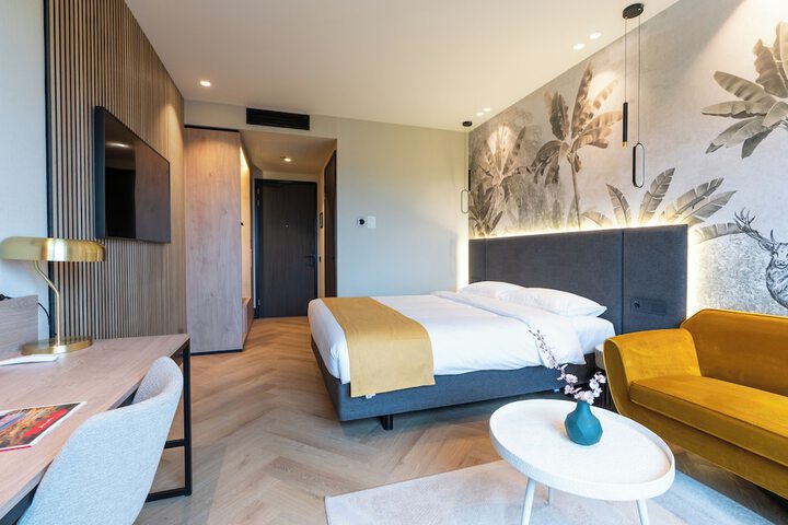 Room 2 of 32