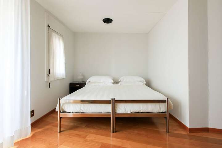 Room 17 of 106